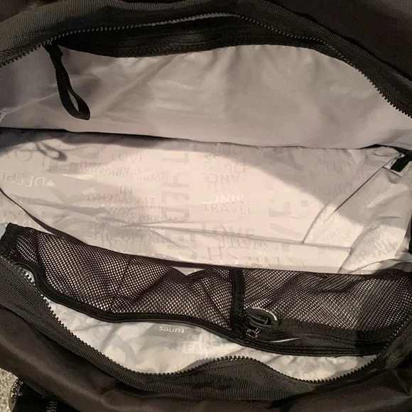 EUC Lululemon quilted carry bag - Picture 3 of 11
